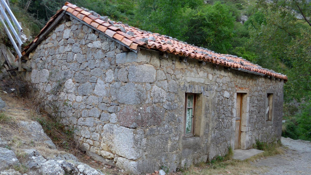 Inicio canal de Culiembro, en el borde derecho de la Garganta del Cares , sentido río arriba.