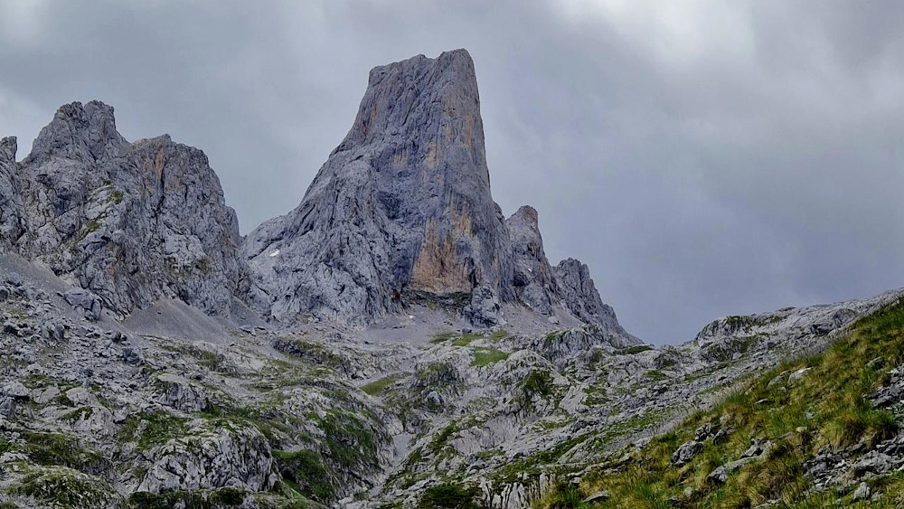 El pIcu Urriellu dominando las vegas de Urriellu.