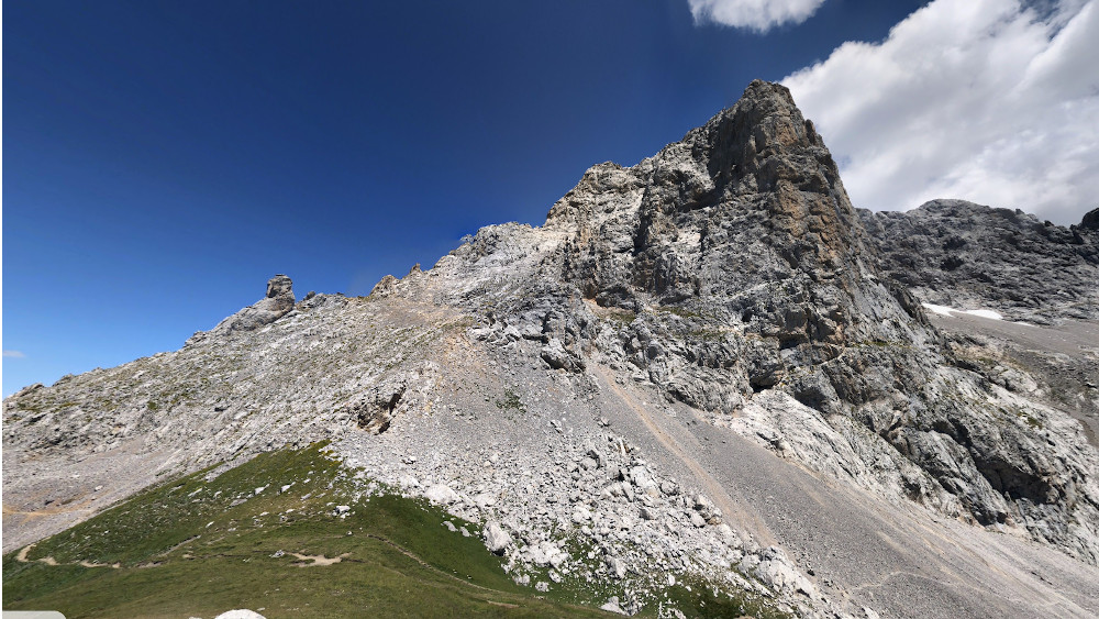Tiro Casares y los canchales debajo del Pico Madejuno a la derecha.
